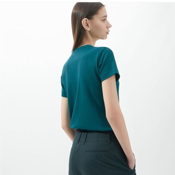 2/$20 Uniqlo Unique U Crew Neck Short-Sleeve T-Shirt - Picture 4 of 8